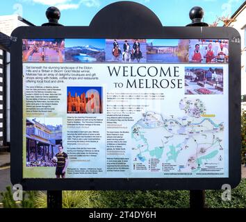 Willkommen auf der Melrose Informationstafel im Stadtzentrum, Market Square, Melrose, Roxburghshire, Scottish Borders, Schottland, Großbritannien Stockfoto