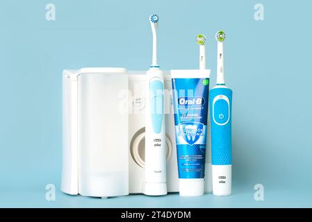 Mundgesundheitszentrum Irrigator Oral-B, elektrische Zahnbürsten Oral-B Vitalität und Oral B Zahnpasta über blauem Hintergrund Stockfoto