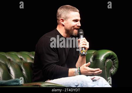 Stephen Amell Day One der MCM Comic Con im Excel Messezentrum in London am 27. Oktober 2023 - BANG MEDIA INTERNATIONAL FAMOUS PICTURES 28 HOLMES ROAD LONDON NW5 3AB UNITED KINGDOM Tel. 44 0 02 7485 1005 E-Mail: paulsmithbangshowbiz.com oder tombangshowbiz.com Copyright: XTomxRosex adnrp890 Credit: Imago/Alamy Live News Stockfoto