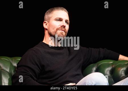 Stephen Amell Day One der MCM Comic Con im Excel Messezentrum in London am 27. Oktober 2023 - BANG MEDIA INTERNATIONAL FAMOUS PICTURES 28 HOLMES ROAD LONDON NW5 3AB UNITED KINGDOM Tel. 44 0 02 7485 1005 E-Mail: paulsmithbangshowbiz.com oder tombangshowbiz.com Copyright: XTomxRosex adnrp893 Credit: Imago/Alamy Live News Stockfoto