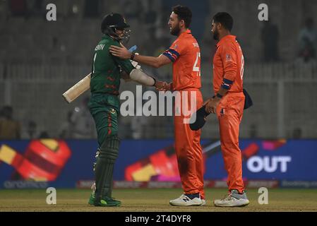 Kalkutta, Indien. Oktober 2023. 28. Oktober 2023, Kolkata, Indien: Taskin Ahmed aus Bangladesch gratuliert Paul Van Meekeren aus den Niederlanden während des Spiels zwischen den Niederlanden und Bangladesch bei der ICC-Cricket-Weltmeisterschaft 2023 im Eden Gardens Stadium. Am 28. Oktober 2023 in Kalkutta, Indien. (Foto: Dipa Chakraborty /EyePix Group/SIPA USA) Credit: SIPA USA/Alamy Live News Stockfoto