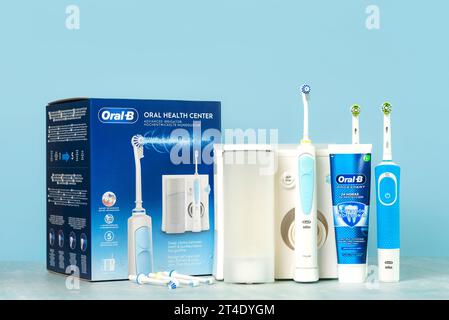 Mundgesundheitszentrum Irrigator Oral-B, elektrische Zahnbürsten Oral-B Vitalität und Oral B Zahnpasta auf einem blauen Tisch Stockfoto