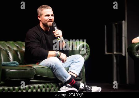 Stephen Amell Day One der MCM Comic Con im Excel Messezentrum in London am 27. Oktober 2023 - BANG MEDIA INTERNATIONAL FAMOUS PICTURES 28 HOLMES ROAD LONDON NW5 3AB UNITED KINGDOM Tel. 44 0 02 7485 1005 E-Mail: paulsmithbangshowbiz.com oder tombangshowbiz.com Copyright: XTomxRosex adnrp899 Credit: Imago/Alamy Live News Stockfoto