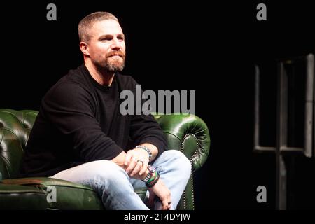 Stephen Amell Day One der MCM Comic Con im Excel Messezentrum in London am 27. Oktober 2023 - BANG MEDIA INTERNATIONAL FAMOUS PICTURES 28 HOLMES ROAD LONDON NW5 3AB UNITED KINGDOM Tel. 44 0 02 7485 1005 E-Mail: paulsmithbangshowbiz.com oder tombangshowbiz.com Copyright: XTomxRosex adnrp895 Credit: Imago/Alamy Live News Stockfoto