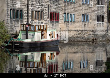 Traditionelle Reihenhütten und Boot neben dem Rochdale Canal an der Hebden Bridge West Yorkshire England Stockfoto