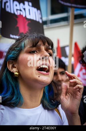 Israel-Gaza-Krieg. Ein pro-palästinensischer Demonstrant beim Protest in London am 14. Oktober 2023. Stockfoto