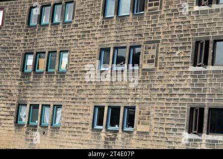 Traditionelle Reihenhütten und Boot neben dem Rochdale Canal an der Hebden Bridge West Yorkshire England Stockfoto