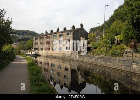 Traditionelle Reihenhütten und Boot neben dem Rochdale Canal an der Hebden Bridge West Yorkshire England Stockfoto