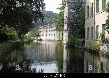 Traditionelle Reihenhütten und Boot neben dem Rochdale Canal an der Hebden Bridge West Yorkshire England Stockfoto