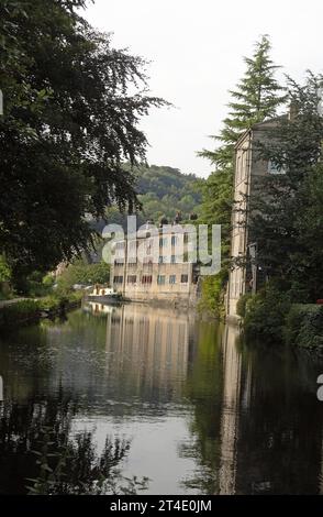 Traditionelle Reihenhütten und Boot neben dem Rochdale Canal an der Hebden Bridge West Yorkshire England Stockfoto