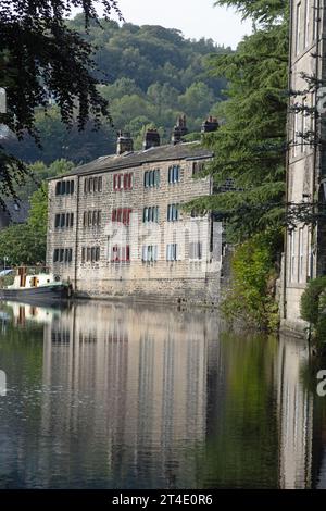 Traditionelle Reihenhütten und Boot neben dem Rochdale Canal an der Hebden Bridge West Yorkshire England Stockfoto