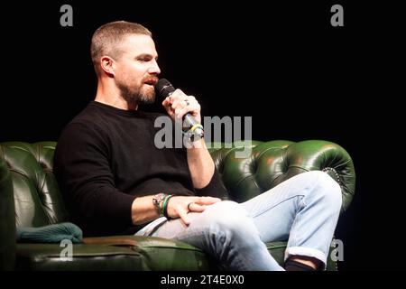 Stephen Amell Day One der MCM Comic Con im Excel Messezentrum in London am 27. Oktober 2023 - BANG MEDIA INTERNATIONAL FAMOUS PICTURES 28 HOLMES ROAD LONDON NW5 3AB UNITED KINGDOM Tel. 44 0 02 7485 1005 E-Mail: paulsmithbangshowbiz.com oder tombangshowbiz.com Copyright: XTomxRosex adnrp886 Credit: Imago/Alamy Live News Stockfoto