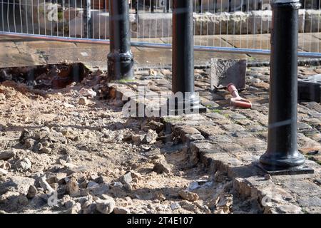 Windsor, Berkshire, Großbritannien. 30. Oktober 2023. Der Bereich hinter der Queen Victoria Statue und vor dem Tor von Heinrich VIII. Bei Windsor Castle wurde in eine Fußgängerzone umgewandelt. Die Arbeiter gruben heute leider weitere historische Kopfsteinpflastersteine außerhalb der Burg aus und entfernten sie. Quelle: Maureen McLean/Alamy Live News Stockfoto