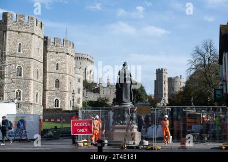 Windsor, Berkshire, Großbritannien. 30. Oktober 2023. Der Bereich hinter der Queen Victoria Statue und vor dem Tor von Heinrich VIII. Bei Windsor Castle wurde in eine Fußgängerzone umgewandelt. Die Arbeiter gruben heute leider weitere historische Kopfsteinpflastersteine außerhalb der Burg aus und entfernten sie. Quelle: Maureen McLean/Alamy Live News Stockfoto