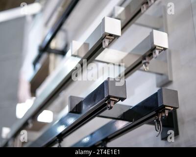 Nahaufnahme eines Stands mit Gesimsen in einem Geschäft. Stockfoto