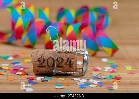 Silvester, Sektkork mit der Aufschrift „2024“ Stockfoto