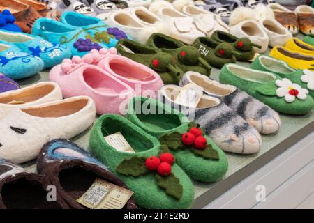 Nischni Nowgorod, Russland - 29. Mai 2023: Filzschuhe. Verschiedene Varianten von Filzschuhen mit handgefertigter Stickerei. Souvenirprodukte im Geschäft. Stockfoto