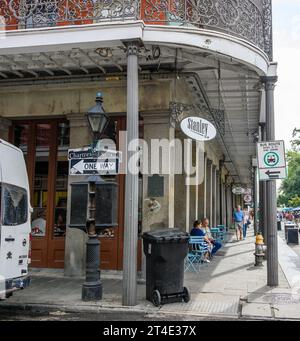 NEW ORLEANS, LA, USA - 22. OKTOBER 2023: Stanley Restaurant an der Ecke St. Ann Street und Chartres Street im French Quarter Stockfoto