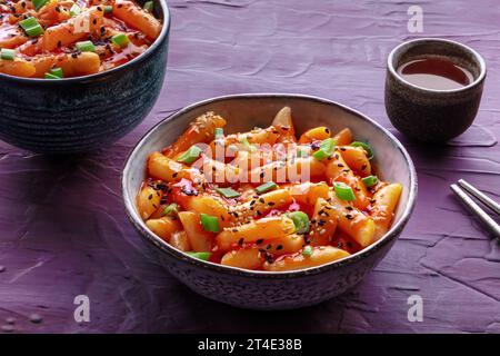 Tteokbokki oder Topokki und rabokki, koreanisches Streetfood, scharfe Reiskuchen in Gochujang-Sauce mit rotem Pfeffer, ein beliebtes Gericht in einem Café Stockfoto