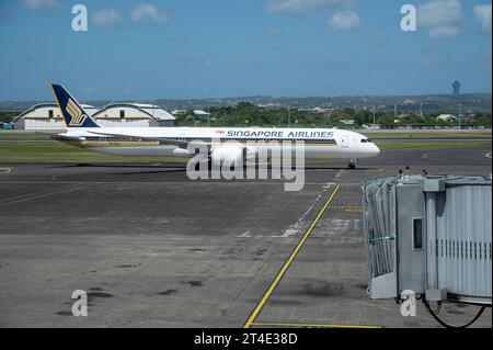 25.07.2023, Denpasar, Bali, Indonesien, Asien - ein Passagierflugzeug der Singapore Airlines vom Typ Boeing 787-10 Dreamliner mit der Registrierung 9V-SCK auf dem internationalen Flughafen Ngurah Rai. Singapore Airlines ist Mitglied der Star Alliance Luftfahrtallianz, einem internationalen Netzwerk von Fluggesellschaften. *** 25 07 2023, Denpasar, Bali, Indonesien, Asien A Singapore Airlines Boeing 787 10 Dreamliner Passagierflugzeug mit der Registrierung 9V SCK am Ngurah Rai International Airport Singapore Airlines ist Mitglied der Star Alliance Aviation Alliance, einem internationalen Luftverkehrsnetz Stockfoto