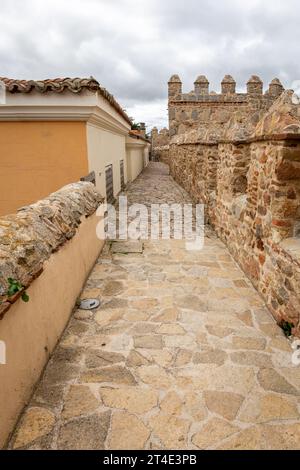 Mauer von Avila (Muralla de Avila), Spanien, romanische mittelalterliche Steinmauern mit Türmen, Zinnen und Steingang für Touristen. Stockfoto