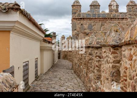 Mauer von Avila (Muralla de Avila), Spanien, romanische mittelalterliche Steinmauern mit Türmen, Zinnen und Steingang für Touristen. Stockfoto