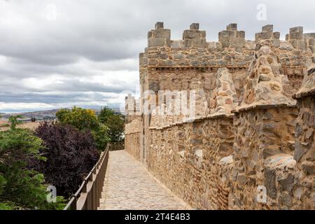 Mauer von Avila (Muralla de Avila), Spanien, romanische mittelalterliche Steinmauern mit Türmen, Zinnen und Steinpfaden mit Blick auf Hügel und Ambles Stockfoto