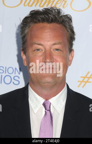 28. Oktober 2023 – Los Angeles, Kalifornien – â der Schauspieler Matthew Perry, 54 Jahre alt, wurde in seinem Whirlpool zu Hause nicht ansprechbar gefunden œFriendsâ. 18. Mai 2015: West Hollywood, Kalifornien: Matthew Perry. 3. Jährliche Sommersoiree der CBS Television Studios auf dem Dach im London Hotel. (Credit Image: © Byron Purvis/AdMedia) NUR REDAKTIONELLE VERWENDUNG! Nicht für kommerzielle ZWECKE! Stockfoto