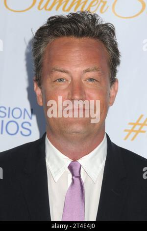 28. Oktober 2023 – Los Angeles, Kalifornien – â der Schauspieler Matthew Perry, 54 Jahre alt, wurde in seinem Whirlpool zu Hause nicht ansprechbar gefunden œFriendsâ. 18. Mai 2015: West Hollywood, Kalifornien: Matthew Perry. 3. Jährliche Sommersoiree der CBS Television Studios auf dem Dach im London Hotel. (Kreditbild: © Byron Purvis/AdMedia via ZUMA Press Wire) NUR REDAKTIONELLE VERWENDUNG! Nicht für kommerzielle ZWECKE! Stockfoto