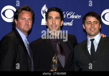 28. Oktober 2023 – Los Angeles, Kalifornien – â der Schauspieler Matthew Perry, 54 Jahre alt, wurde in seinem Whirlpool zu Hause nicht ansprechbar gefunden œFriendsâ. Januar 2002; Los Angeles, CA, USA; Schauspieler MATT LEBLANC, DAVID SCHWIMMER und MATTHEW PERRY bei den People's Choice Awards 2002. (Credit Image: © Laura Farr/AdMedia) NUR REDAKTIONELLE VERWENDUNG! Nicht für kommerzielle ZWECKE! Stockfoto