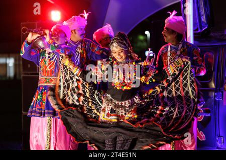 Leicesters Feier von Diwali ist bekannt als eines der größten außerhalb Indiens. Die Musiker und Tänzer, die während des Eröffnungsabends der Diwali-Feier auf dem Cossington Recreation Ground abgebildet wurden. Das Festival of Light ist einer der Höhepunkte des kulturellen Kalenders der Stadt und bietet Besuchern die Möglichkeit, die unglaubliche Lichtshow, das Feuerwerk und das Essen zu genießen und sogar eine Fahrt mit dem Rad des Lichts zu Unternehmen. Stockfoto