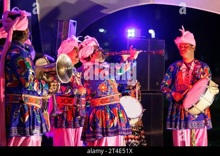 Leicesters Feier von Diwali ist bekannt als eines der größten außerhalb Indiens. Die Musiker und Tänzer, die während des Eröffnungsabends der Diwali-Feier auf dem Cossington Recreation Ground abgebildet wurden. Das Festival of Light ist einer der Höhepunkte des kulturellen Kalenders der Stadt und bietet Besuchern die Möglichkeit, die unglaubliche Lichtshow, das Feuerwerk und das Essen zu genießen und sogar eine Fahrt mit dem Rad des Lichts zu Unternehmen. Stockfoto