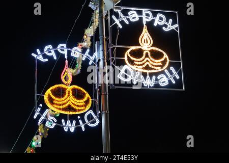 Diwali Schilder auf der Belgrave Road, Leicester. Leicesters Feier von Diwali ist bekannt als eines der größten außerhalb Indiens. Das Festival of Light ist einer der Höhepunkte des kulturellen Kalenders der Stadt und bietet Besuchern die Möglichkeit, das unglaubliche Licht, das Feuerwerk und das Essen zu genießen und sogar eine Fahrt mit dem Rad des Lichts zu Unternehmen. Stockfoto