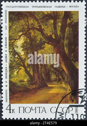 Gestempelte Briefmarke, gedruckt von der Sowjetunion, die das Gemälde Alley in Albano, M.I. Lebedew (1837), russische Gemälde zeigt Stockfoto