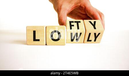 Symbol „hoch“ oder „niedrig“. Concept Words Lofty niedrig auf Holzblock. Schöner weißer Tisch mit weißem Hintergrund. Geschäftsmann Hand. Geschäftsleute hoch oder niedrig Co Stockfoto