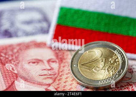 Bulgariens Beitritt zur Eurozone und Einführung der europäischen Währung, des Wirtschaftskonzepts, der Euro-Münzen und des bulgarischen Geldes und der Flagge Stockfoto