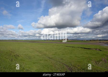 Überfluteter und wasserdurchfluteter Boden Becconsall Out Marsh mit Blick auf den Fluss Douglas bei Hesketh Bank Lancashire England Stockfoto