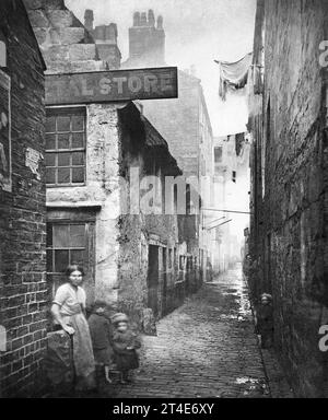 Viktorianische Slums. Arbeiterwohnungen in Glasgow von Thomas Annan, um 1868-71 Stockfoto