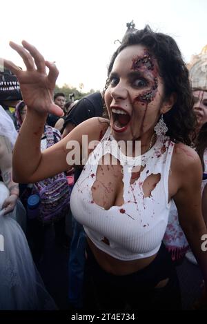 Mexiko-Stadt, Mexiko. Oktober 2023. 21. Oktober 2023, Mexico City, Mexiko: Teilnehmer, die als Zombies getarnt sind, nehmen an dem jährlichen Zombie Walk in Mexiko City Teil. Am 21. Oktober 2023 in Mexiko-Stadt. (Foto: Carlos Tischler/Eyepix Group/SIPA USA) Credit: SIPA USA/Alamy Live News Stockfoto