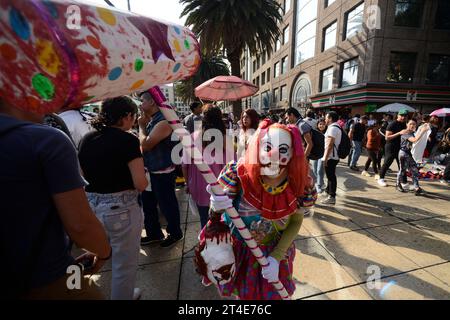 Mexiko-Stadt, Mexiko. Oktober 2023. 21. Oktober 2023, Mexico City, Mexiko: Teilnehmer, die als Zombies getarnt sind, nehmen an dem jährlichen Zombie Walk in Mexiko City Teil. Am 21. Oktober 2023 in Mexiko-Stadt. (Foto: Carlos Tischler/Eyepix Group/SIPA USA) Credit: SIPA USA/Alamy Live News Stockfoto