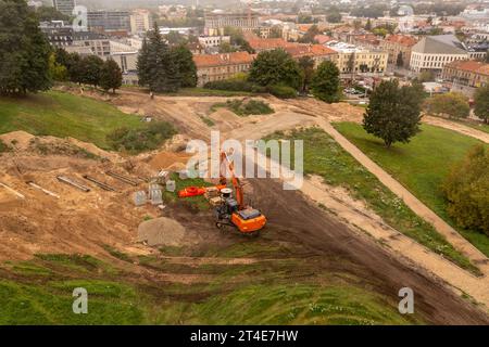 Drohnenfotografie des Parks, der während des bewölkten Herbsttags mit Maschinen umgebaut wird Stockfoto