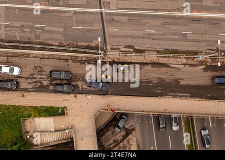 Drohnenfotografie von Bauarbeitern, die während des Herbsttages die Straße reparieren Stockfoto