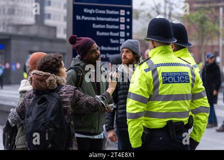 Demonstranten filmen Polizeibeamte bei einem COVID 19-protestmarsch gegen die Abriegelung des Coronavirus in London, Großbritannien. Palmcorder-Kamera Stockfoto