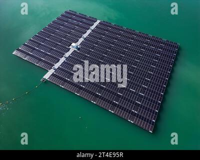 Schwimmender Solarpark mit Photovoltaikanlage auf dem See als Luftsicht Stockfoto