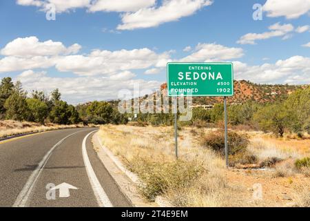 Sedona ist eine wunderschöne Stadt am Stadtrand von Flagstaff mit roten Felsformationen, Canyons und angesagten Geschäften in der Innenstadt. Stockfoto