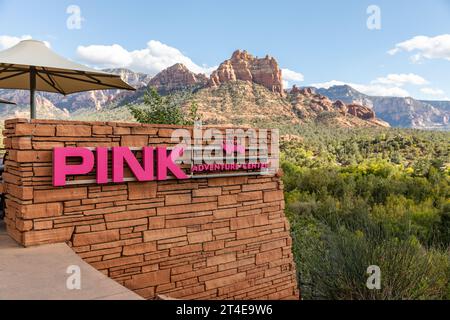 Das Pink Adventure Center nimmt Gäste mit auf Touren in pinken Jeeps in der Sedona, um die roten Felsformationen und die Tierwelt zu sehen. Stockfoto