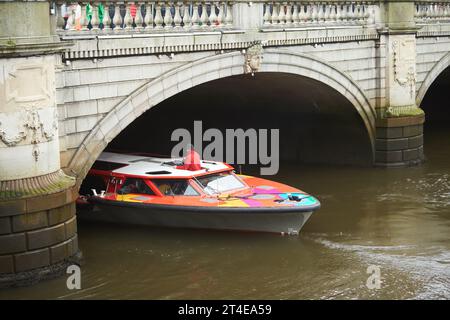 Der Geist der Docklands ein Ausflugsboot von Liffey River Cruises, auf den Fluss Liffey im Zentrum von Dublin geführt. Stockfoto