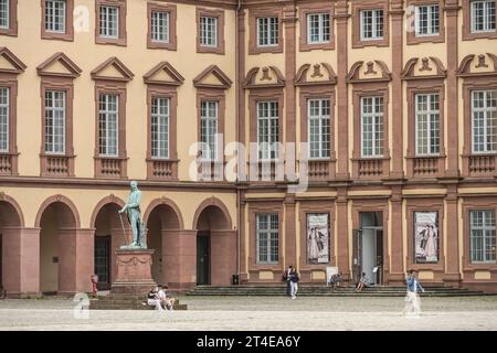 Schloss Mannheim, Bismarckstraße, Mannheim, Baden-Württemberg, Deutschland *** Schloss Mannheim, Bismarckstraße, Mannheim, Baden Württemberg, Deutschland Credit: Imago/Alamy Live News Stockfoto