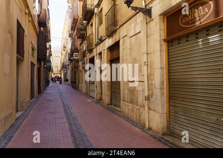 Figueres, Spanien - 13. Mai 2023: Leere Straßen an einem Wochenende. Stockfoto