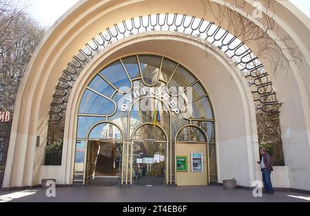 Kiew, Ukraine - 03.08.2023: Eine blau-weiße Seilbahn erhebt sich auf Schienen entlang des Hanges. Standseilbahn, Seitenansicht. Station Kiew, Ukraine Stockfoto